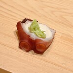 鮨 めい乃 - 一切れ目は塩で、二切れ目は本山葵でいただきました