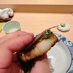 鮨 めい乃 - 帆立の磯辺。スプラウトを和えたソースが斬新な味わい。ただ炙っただけの巷の磯辺とは段違いの美味さ