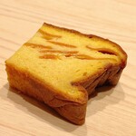 鮨 めい乃 - アマレットに漬けた金柑の皮入りです。玉子というよりまるでパウンドケーキ