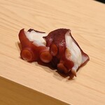 鮨 めい乃 - 煮蛸は斬り付けただけでその旨味を纏った香りが部屋全体を支配します。この煮方はまるでこの道半世紀の大ベテランのような技。