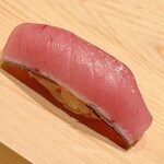 鮨 めい乃 - メジマグロ。皮目を軽く炙りました
