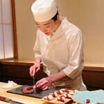 鮨 めい乃 - 真蛸を切るめいさん