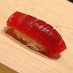 鮨 めい乃 - 赤身です。北海道の吉岡（新幹線が地上に出るところ）の一本釣りです