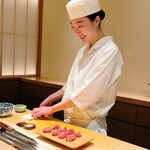 鮨 めい乃 - カメラを意識されています