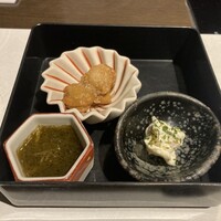 美神鶏 - 旬の前菜三種盛盛合せ:もずく酢、帆立の燻製、クリームチーズ