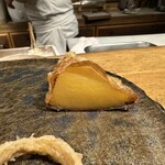 天ぷら もっこす - 契約農家産　シルクスイート薩摩芋　４時間蒸し揚げて３日以上の天日干し後に天ぷらに変身　(干し芋の天ぷら風)皮が特筆で美味しい