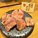 焼肉大衆酒場 真 肉焼屋 - 厚切りタン食べ比べ
      