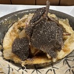 天ぷら もっこす - 北寄貝を丸ごと天ぷらに　そして極秘タレを掛けリゾット風に仕上げ黒トリフを添えて　絶品