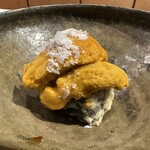 天ぷら もっこす - 手作り塩を乗せて完成　贅沢な一品