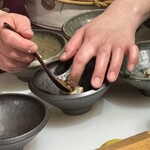 天ぷら もっこす - 雲丹の海苔巻き天ぷらに秘ダレ掛け中