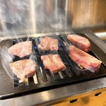 焼肉大衆酒場 真 肉焼屋 - 厚切りタン・上