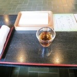 両口屋是清 - 冷たいお茶がセットされます。