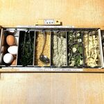 稲庭うどんとめし 金子半之助 - 卓上にある贅沢なトッピング