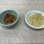 すし処 きみや - クジラとガリ。クジラはクラゲの様な食感で美味しい！ガリはピリッとしています。