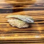 すし処 きみや - 小肌(天草)。こちらは塩と酢でしっかり締めているようです。その辺の好みはあるかもしれませんが、しっかり旨味を引き出している仕事がきちんと為されている小肌でした。切れ込みで皮目も全く気にならないです。