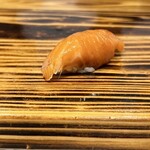 すし処 きみや - サクラマス。醤油漬けにしており、口に入れた瞬間の春を思わせるような上品で華やかな香りが最高です！醤油漬けでも醤油感は強くなく、味が最大限に引き出されていました。これは特に美味しい！
