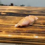 すし処 きみや - 鰤(北海道)。北海道は鰤の旬が秋らしいのですが、この時期でも上質な脂が乗っています！これは北海道でもなかなか食べられない程の良い鰤です。