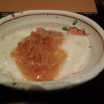 choufunihonshubarutokutouseki - 味付けえのきがかけられたお豆腐