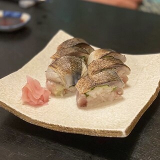 ご注文ごとに生簀から出す、新鮮な関鯖を刺身や炙りでどうぞ！