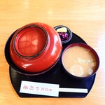 やぶ善 - 蓋付きで提供されるという特別感。