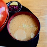 やぶ善 - たっぷりの量で提供してくれる、絶品 "お味噌汁"。