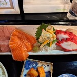 魚笑 - マグロ、サーモン、あおやぎ、酢だこ、ホタテ、さより