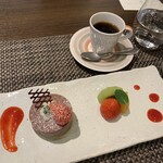 restaurant library the hotel seiryu - デザート（チョコとピスタチオのケーキ、果物）と珈琲（お代わり自由）