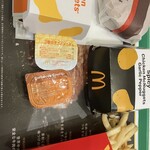 マクドナルド - 料理写真:ハンバーガーと食べ比べチキンナゲット。
