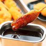 元祖串かつ だるま - 料理写真:ソース付けているシーン