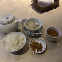 中国飯店 三田店 - ご飯、スープ、ザーサイ