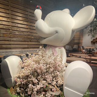 ディズニーの世界観に浸れる広々とした店内