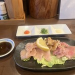 鳥笑 - 鶏のたたき　3種盛　左からむね、もも、鶏皮炙り