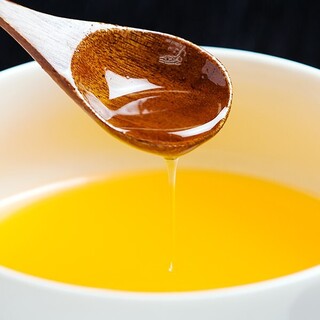 旨さの秘密は、この黄金色の鶏油(チーユ)にあり