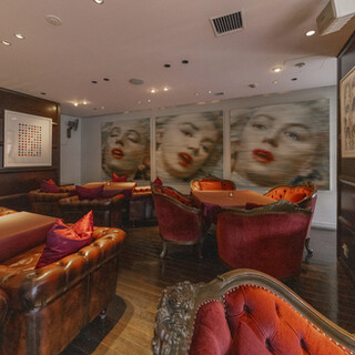 【1st_Floor】アートが彩るシックな空間でゆったり寛ぐ