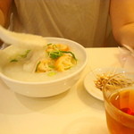 謝甜記 - 什錦魚生粥（五目かゆ：海老・魚・イカ・野菜）