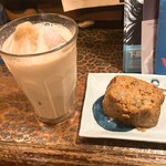 タイニーカフェ - アイスチャイ、バナナケーキ