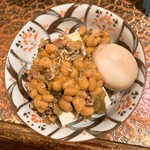 タイニーカフェ - 納豆丼のあたまのせ冷奴 煮卵付き