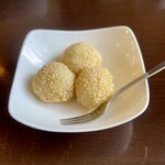 チャーハン専門店 こう米 - 胡麻団子（3個）200円