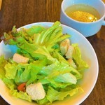 Cafe&Bar UMIラボ 千葉駅前店 - ランチセットのサラダとスープ