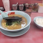 山岡家 - 普通の味噌ラーメン（背脂変更は絶対に欠かせない）
