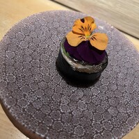 宇田津 鮨 - 鱒のハーブ巻き　エディフラワー　海苔うまい