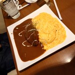 石焼オムライスダイニング　クローバーキッチン - プレートオムライス大盛り　デミグラスソースにハンバーグトッピング