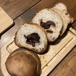 焼き屋 - あんずのパン320円 あんず 冷えてると甘みがないのに火が入ったら凄い甘くなった！