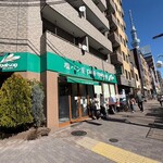 塩パン屋 パン・メゾン - 店舗全景とスカイツリー　購入後は行列が2列になっていましたよ