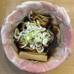ラーメン大戦争 - 小魚醤油ラーメン(990円、真上から)