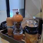 ロ麺ズ - 奥からゴマ、胡椒、なんじゃ？(おす？)