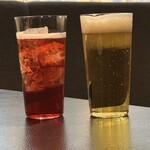 Ｆridge - 左、ナトゥーラレビターズソーダっけ？初めて聞く名前の飲み物でした。右は私の生ビール。