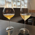 Ｆridge - まずは乾杯。左ワイン、右スパークリング