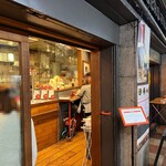 ハンサム バーガー - 立ち席のみ。今日は混んでいたので表側でいただく。