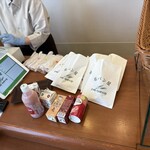 塩パン屋 パン・メゾン - 先客は塩パン全種購入の大人買い